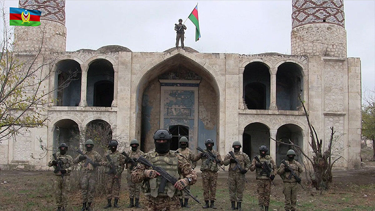 Bandera de Azerbaiyán ondea en Lachín, distrito devuelto por Armenia tras acuerdos de paz