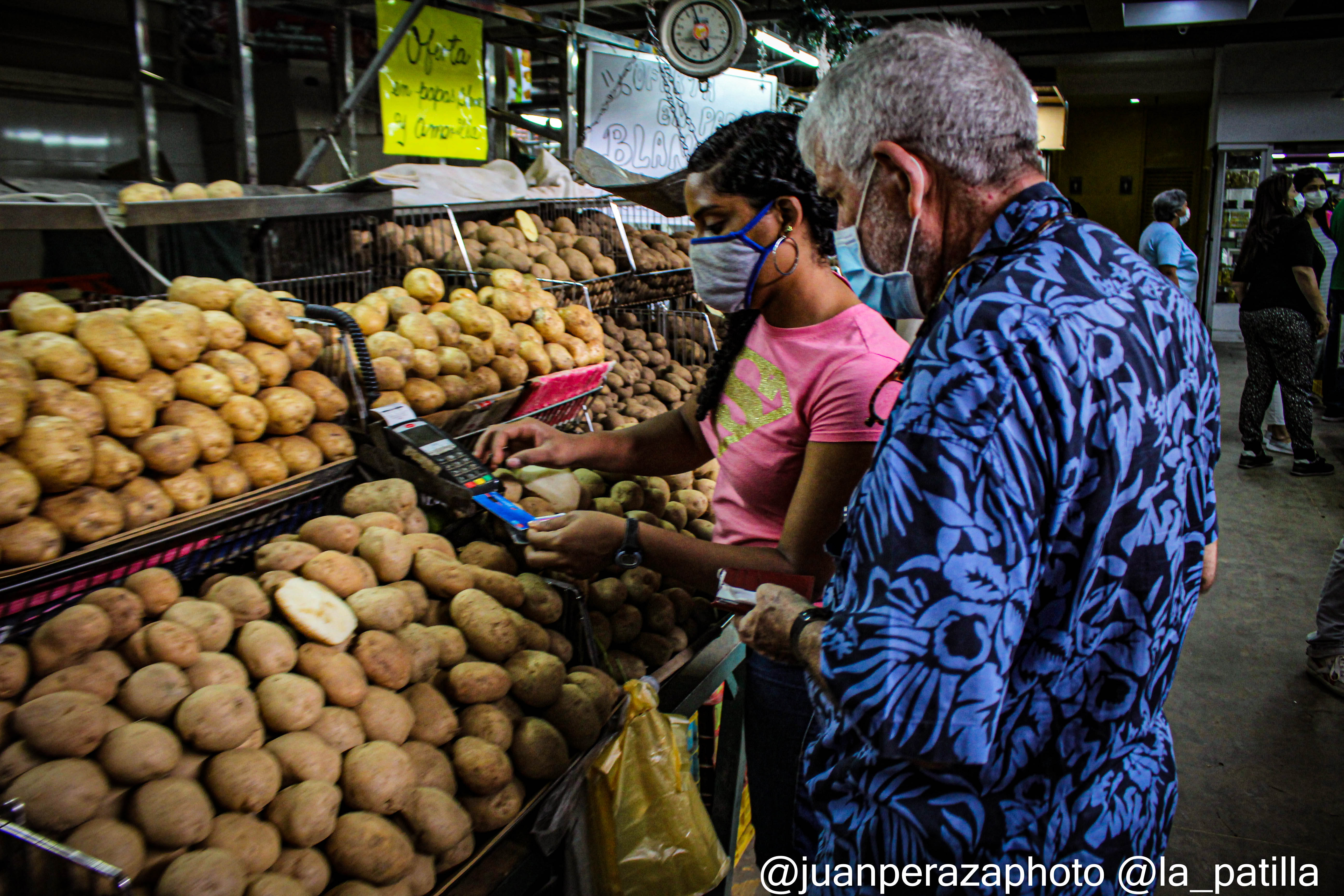 Navidades en pandemia: Venezolanos “resuelven” para olvidarse de la crisis en Nochebuena (Fotos)