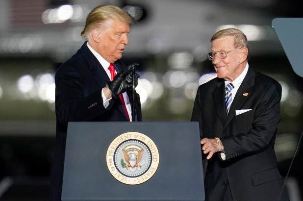 Trump concederá la Medalla Presidencial de la Libertad al entrenador de Notre Dame, Lou Holtz