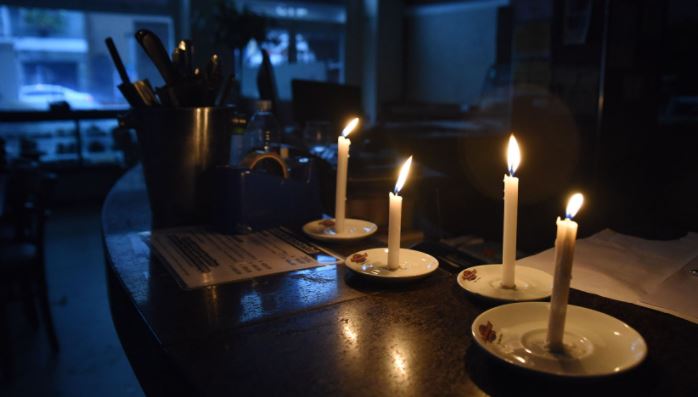 Denuncian que varias zonas de Caracas amanecieron sin luz este #27Ene