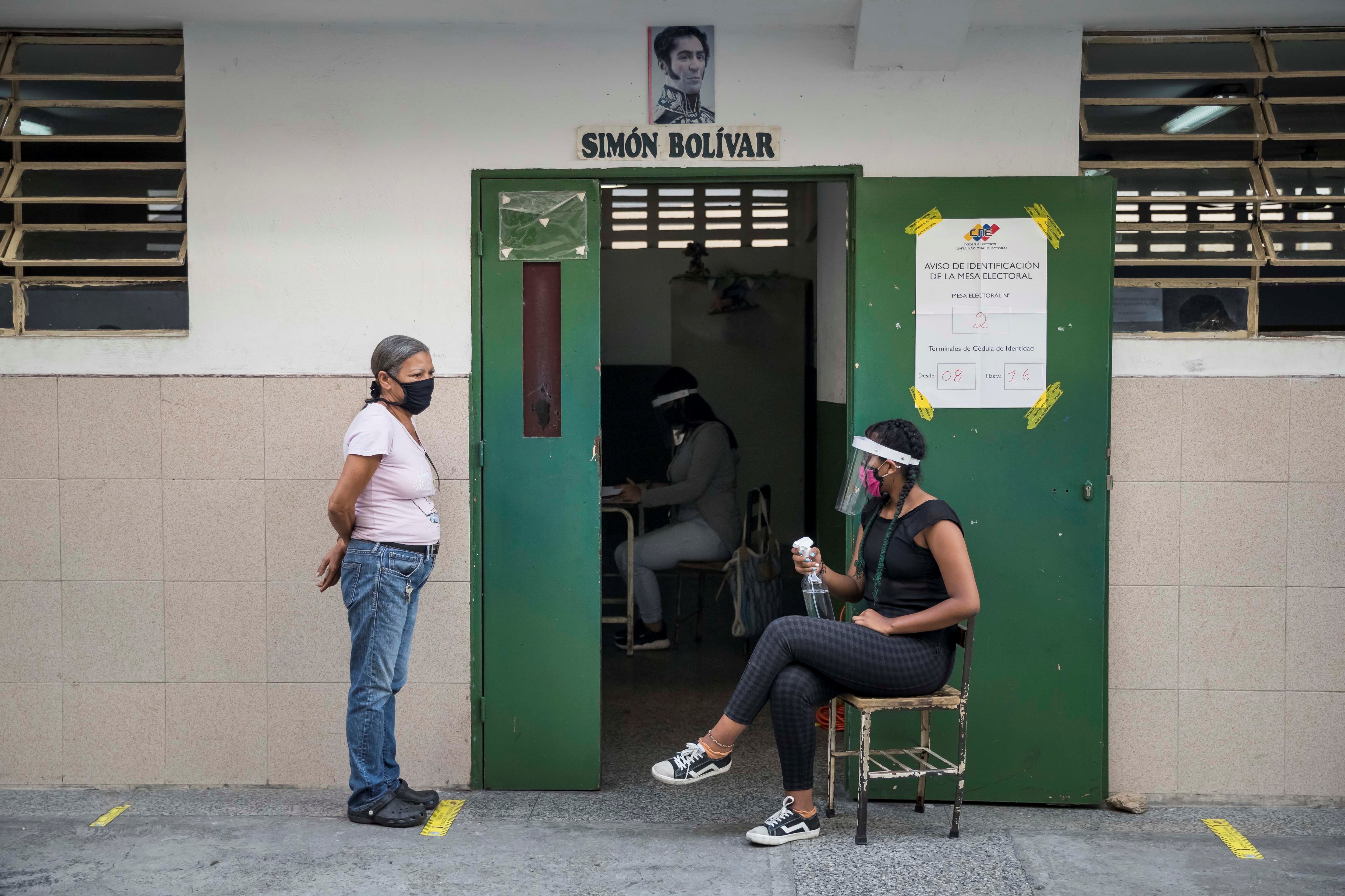 Distancia social en una jornada electoral a la venezolana