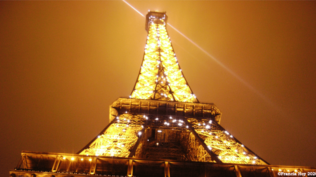 VIRAL: Posó para un video en la torre Eiffel y un detalle de su vestido la dejó estupefacta (VIDEO)