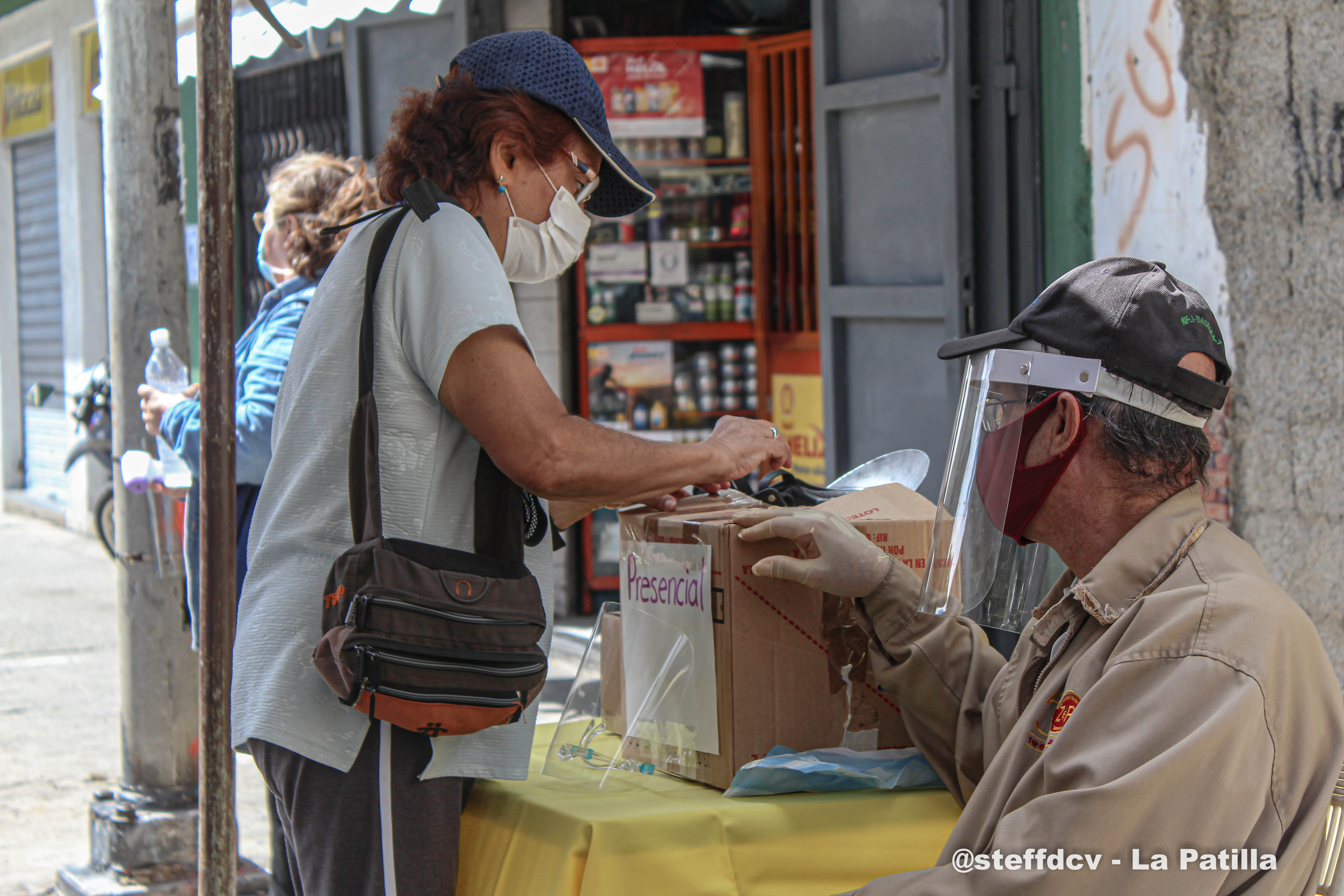 EN FOTOS: Nada detiene a los caraqueños a participar en la Consulta Popular este #12Dic