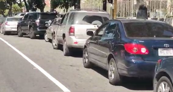 A pocos días del fraude electoral, los caraqueños ya empiezan a padecer por la gasolina #3Dic (VIDEOS)