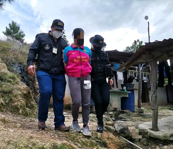 No lo quería: Lanzó a su bebé a un río de aguas negras, alentada por su nuevo novio (Video)