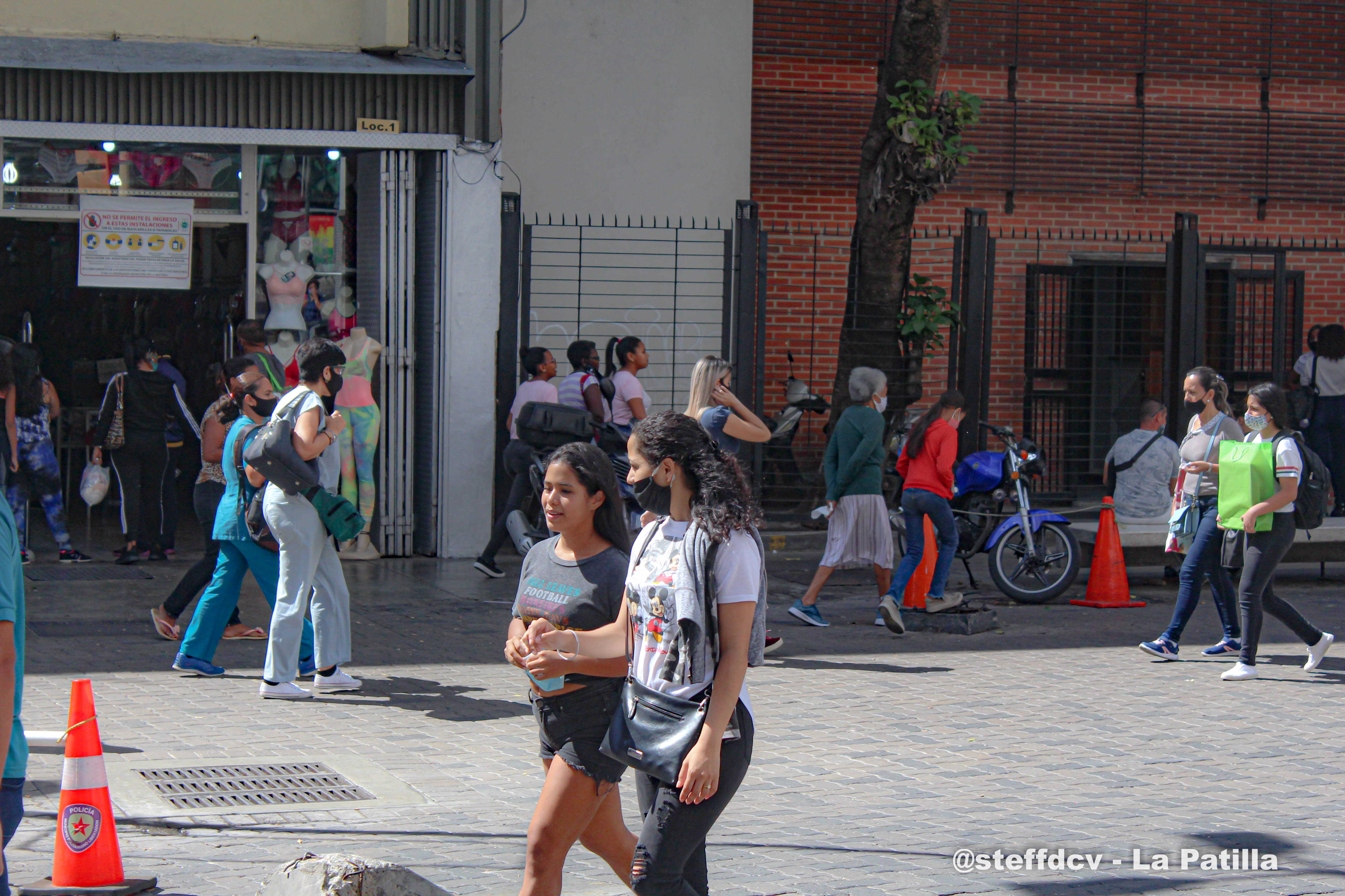 En el bulevar de Sabana Grande abundan los visitantes y escasea el buen uso del tapabocas a pocos días de Navidad (Fotos)