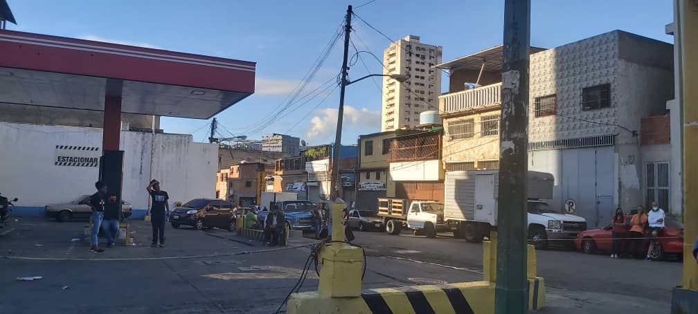 Más gente en la cola de gasolina que en los centros de votación del fraude electoral en Caracas #6Dic (Video+Foto)