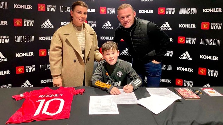 El hijo de Wayne Rooney fichó por este grande de la Premier League