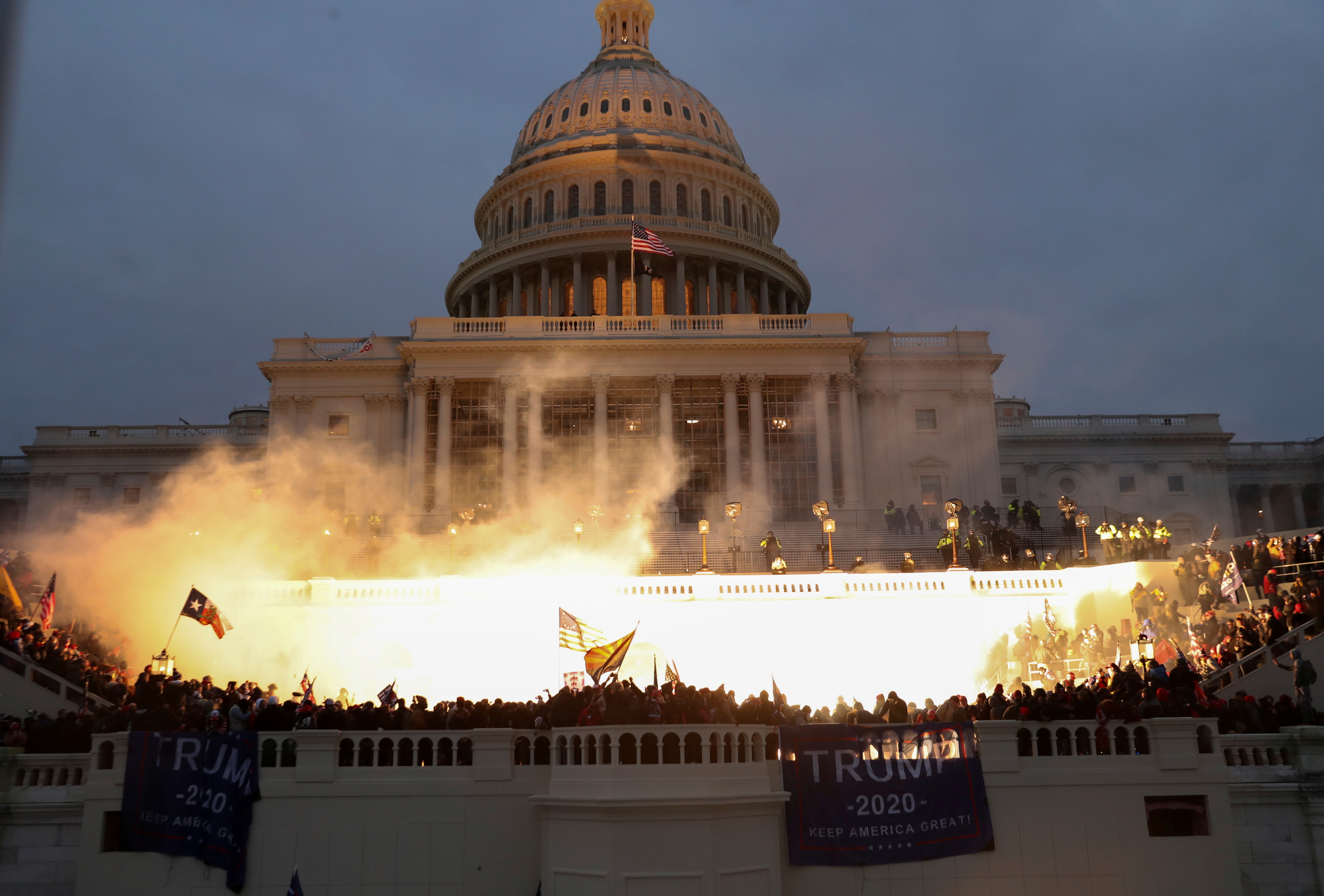 Las IMÁGENES más impactantes de la incursión al Capitolio de EEUU