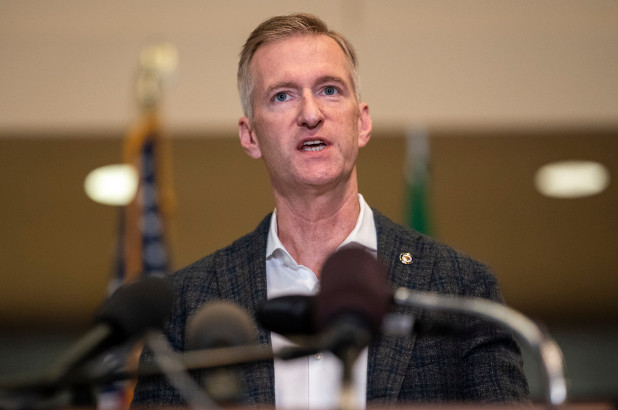 Alcalde de Portland Ted Wheeler recibió un puñetazo en la cara mientras cenaba en un local