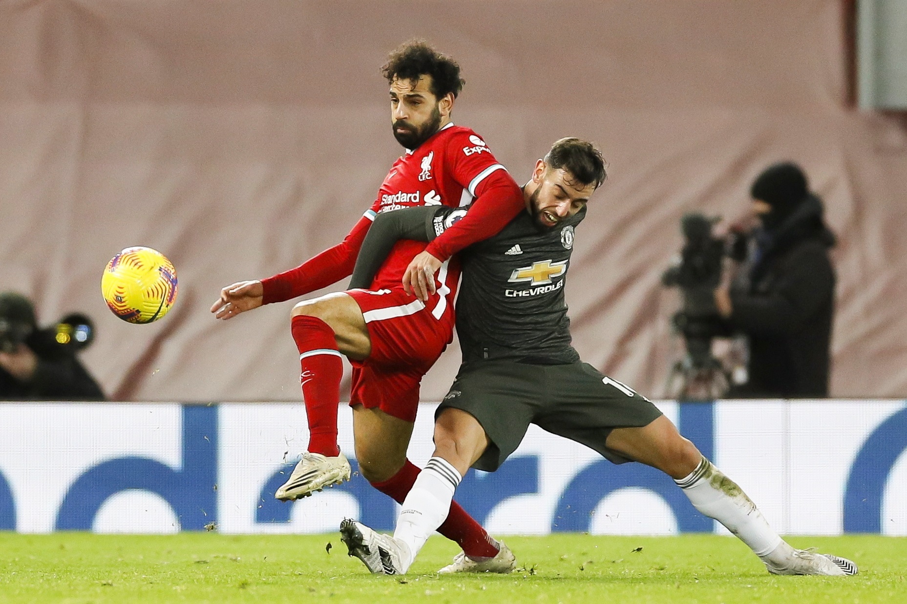 Manchester United rescató un empate frente al Liverpool para mantener el liderato