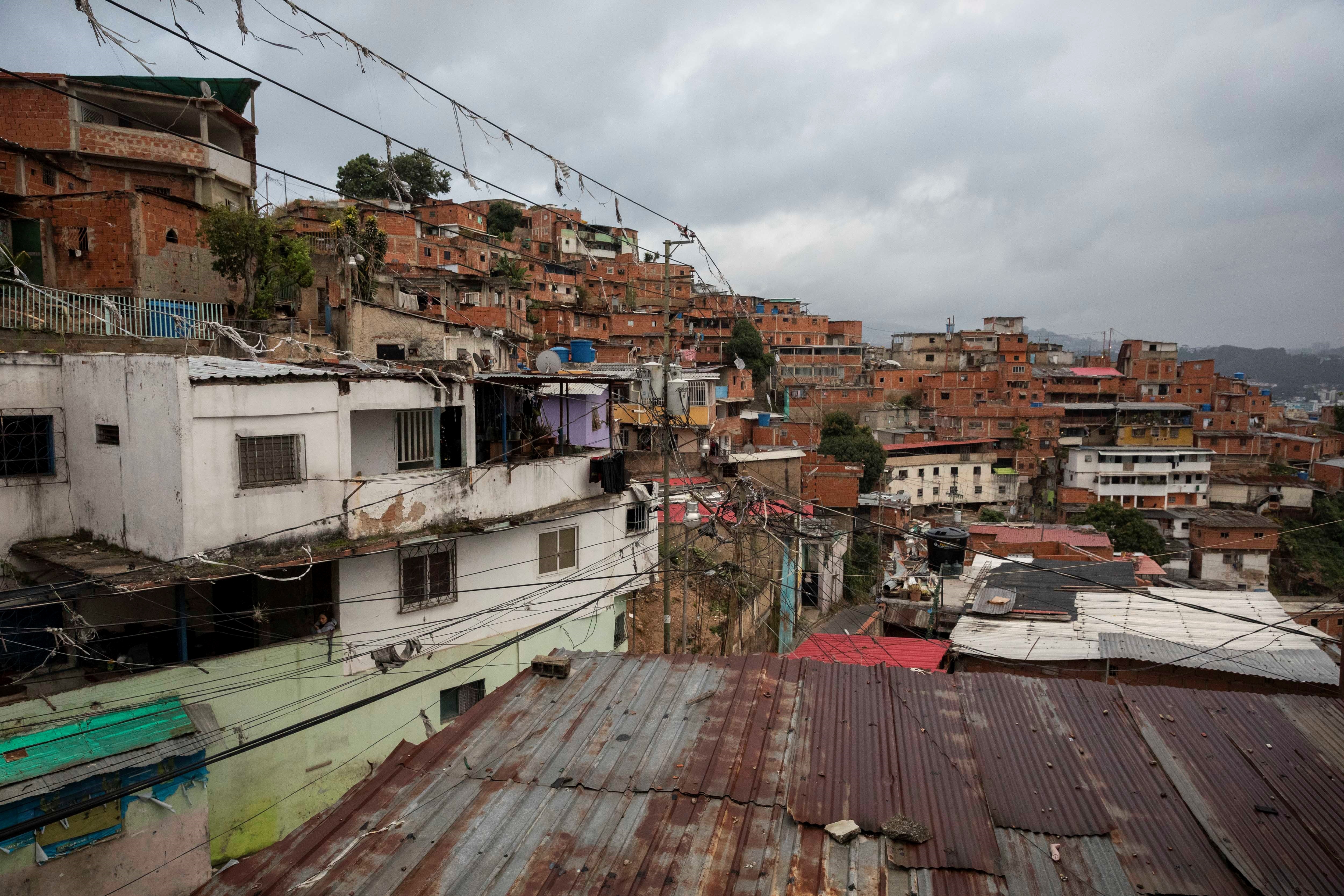 Ni la fuerte lluvia detuvo a los delincuentes en Petare… se caen a tiros y el Cicpc se trasladó al lugar