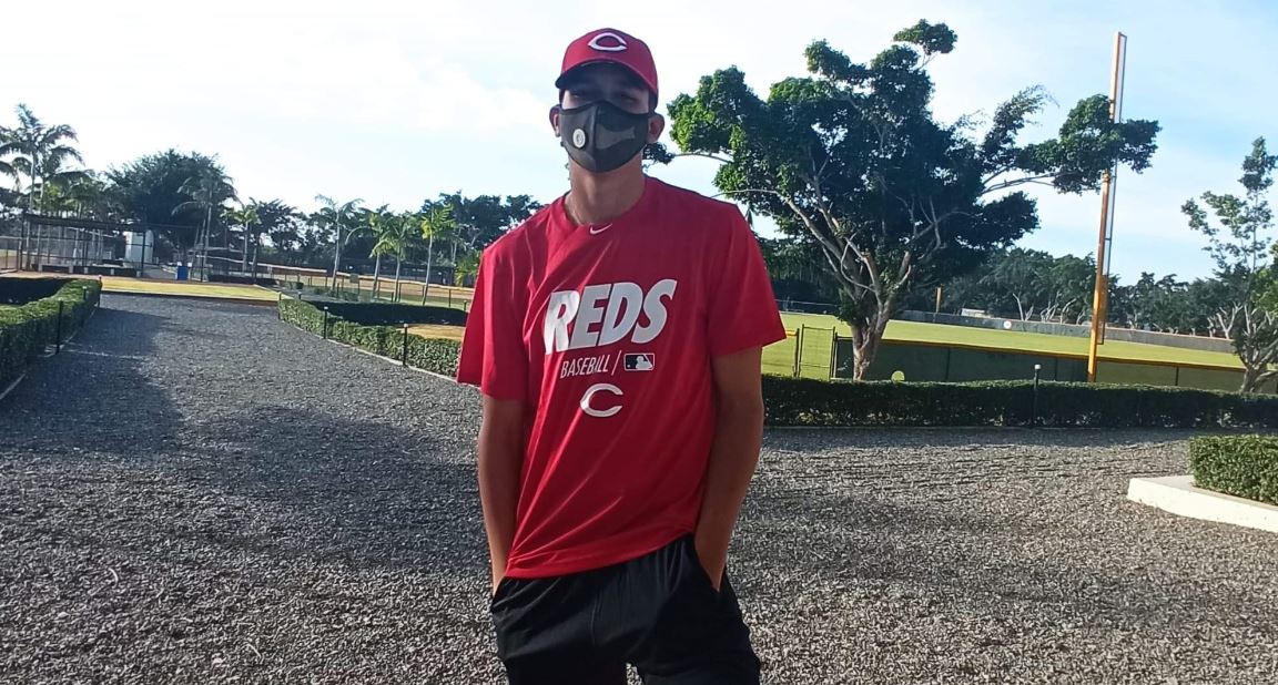 Joven lanzador de Paracotos firmó contrato como prospecto con los Rojos de Cincinnati