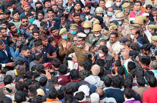 Protestas por el derrumbe que mató a 24 personas en un funeral en la India