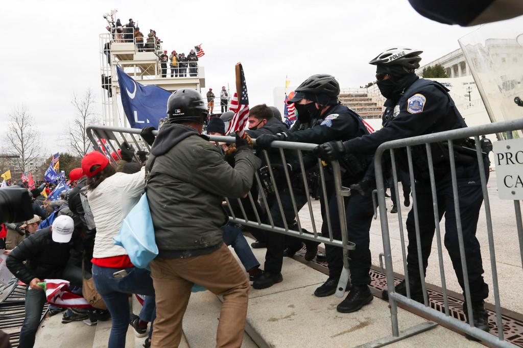 Simpatizantes de Trump traspasaron los perímetros del Capitolio de EEUU (Video)