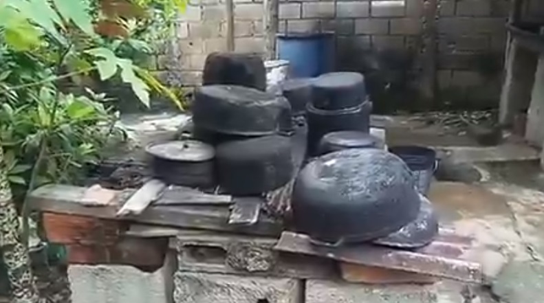 En Aragua volvieron a la era de las cavernas: Cocinan con leña y piedras porque no les llega el gas #8Ene (VIDEO)