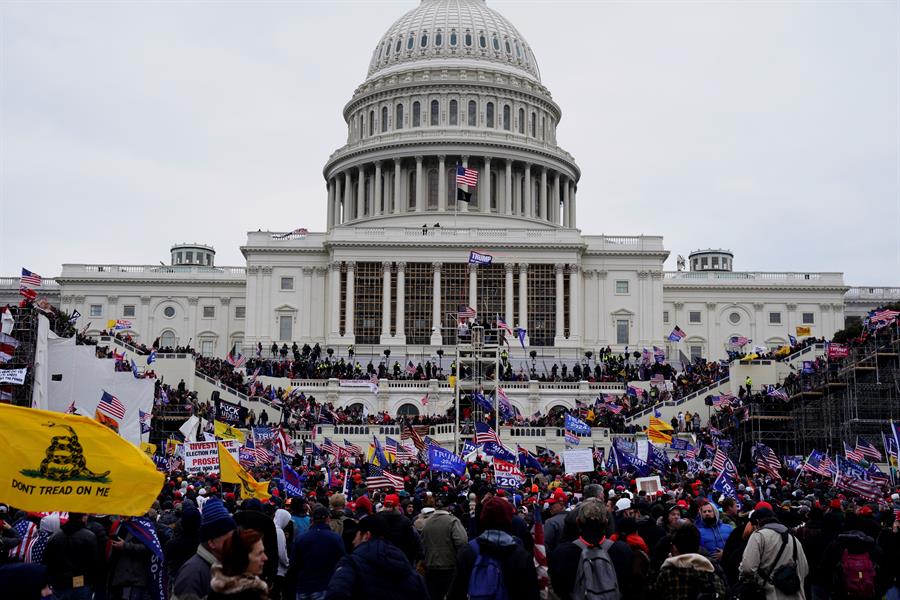 Varios líderes rusos profetizan el declive de EEUU tras asalto al Capitolio