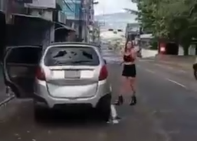 En VIDEO: Mujer le reventó el carro a su pareja tras un arranque de celos en Táchira