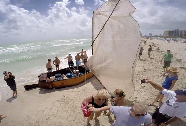 Balseros cubanos llegaron a los Cayos de Florida en una precaria embarcación