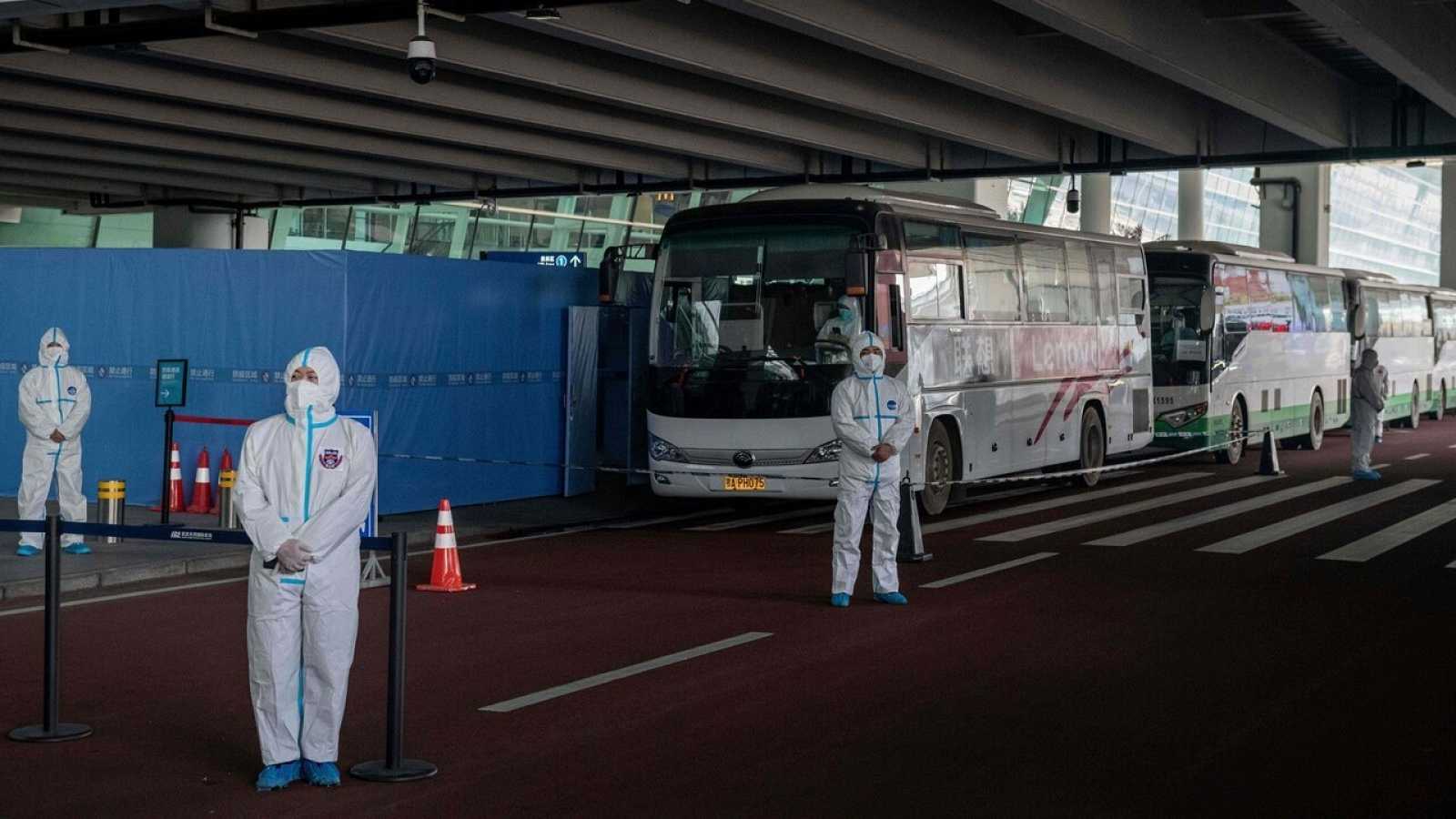 Expertos de la OMS visitan el mercado donde comenzaron los contagios por coronavirus en Wuhan