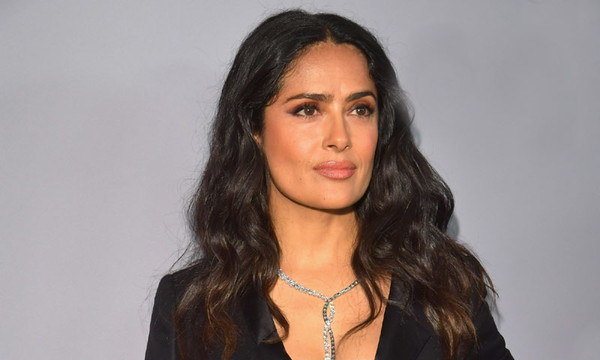 Ya que no puede salir… Salma Hayek usa su mejor vestido para comer tacos en casa