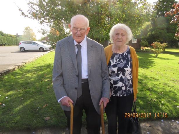 ¡Conmovedor! La despedida de unos abuelos antes de morir por Covid-19 (Foto)