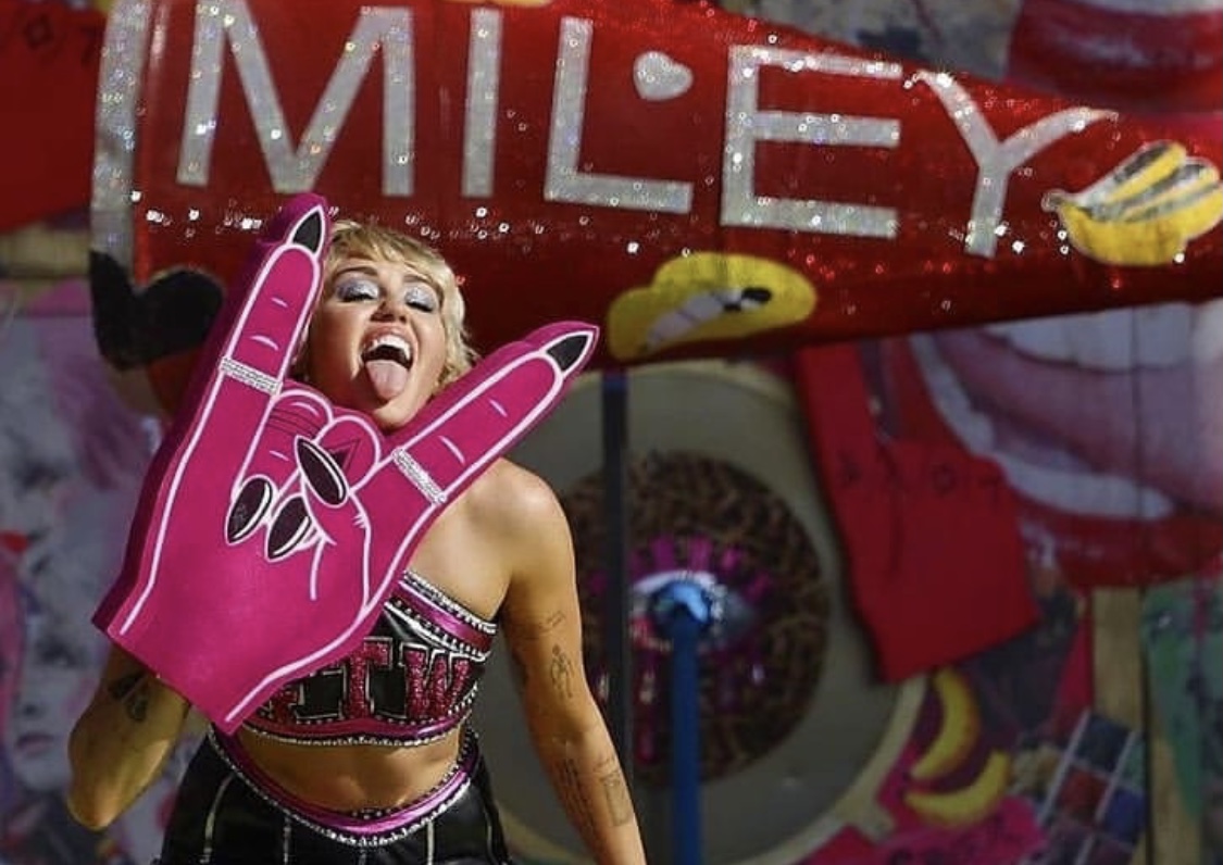 Miley Cyrus cautivó con show previo al Super Bowl cargado de nostalgia