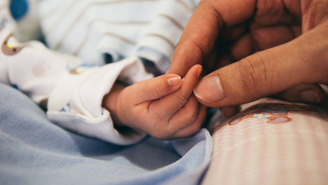 Un doctor vende a un bebé recién nacido porque sus padres no podían pagar la factura médica