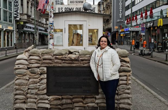 La compinche que se le escapó a Iris Valera fue pillada rodeada de lujos y bailando TikTok en Berlín