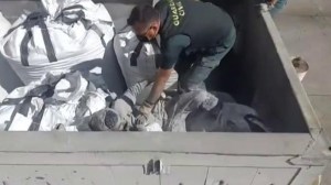 Hallan a un inmigrante escondido en un saco con restos tóxicos en España