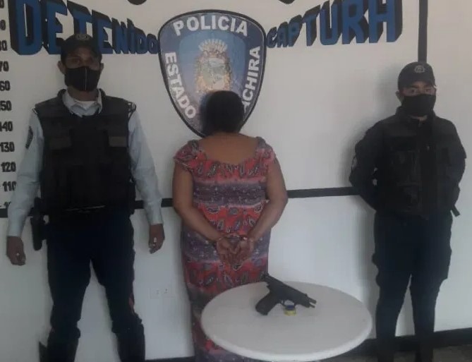 Dijo ser paramilitar, alias la Patrona, y luego amenazó de muerte a un hombre