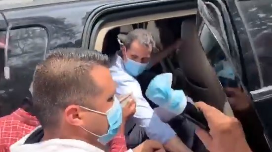 Colectivos del régimen de Maduro intentan agredir a Guaidó #12Feb (Video)