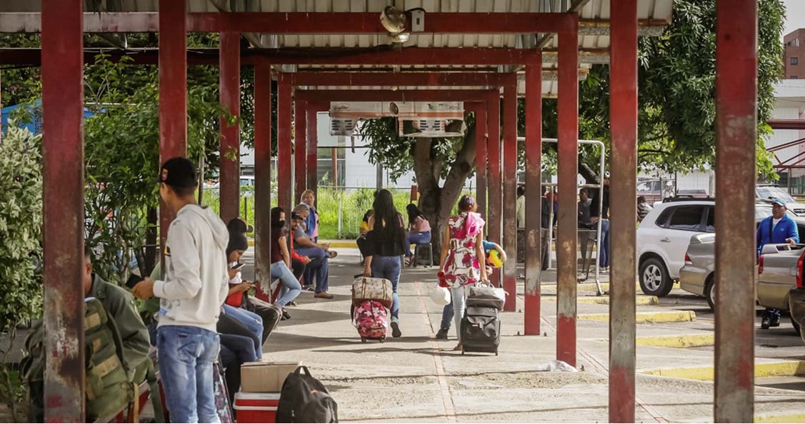 Salir del estado Bolívar en autobús o carro por puesto requiere entre 40 y 240 dólares por persona