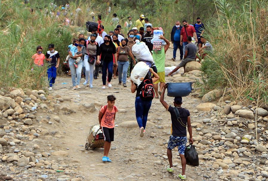 Una de cada tres niñas venezolanas ha abandonado sus estudios luego de emigrar