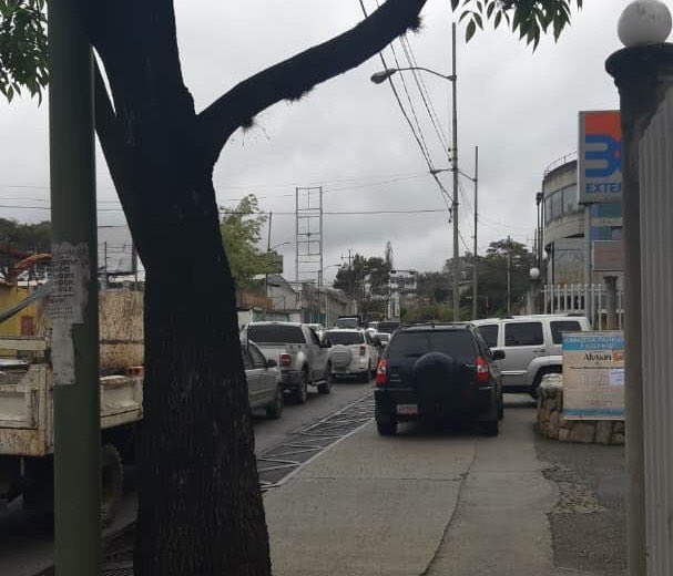 En Los Teques, vecinos protestaron en la bajada de El Tambor por la falta del agua potable #23Feb (Foto)