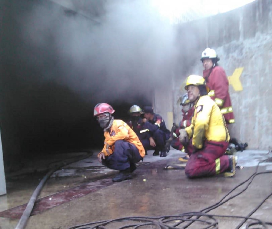 Incendio en edificación del municipio Sucre dejó cinco vehículos quemados