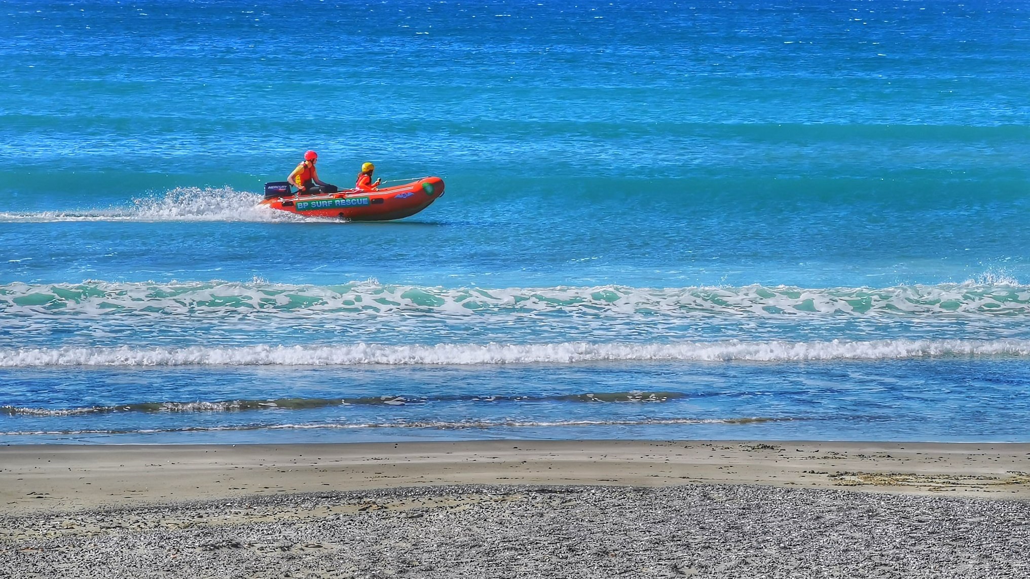 Un surfista herido en una playa de Nueva Zelanda fue rescatado antes de colapsar gracias a un mensaje en la arena (FOTO)