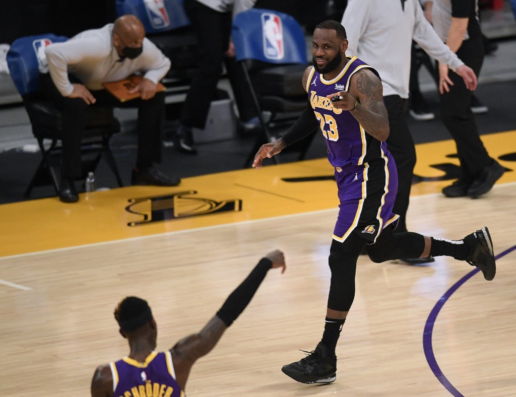 Triple celebración para LeBron James: Partido 1.300 como profesional, triunfo y liderato en su división