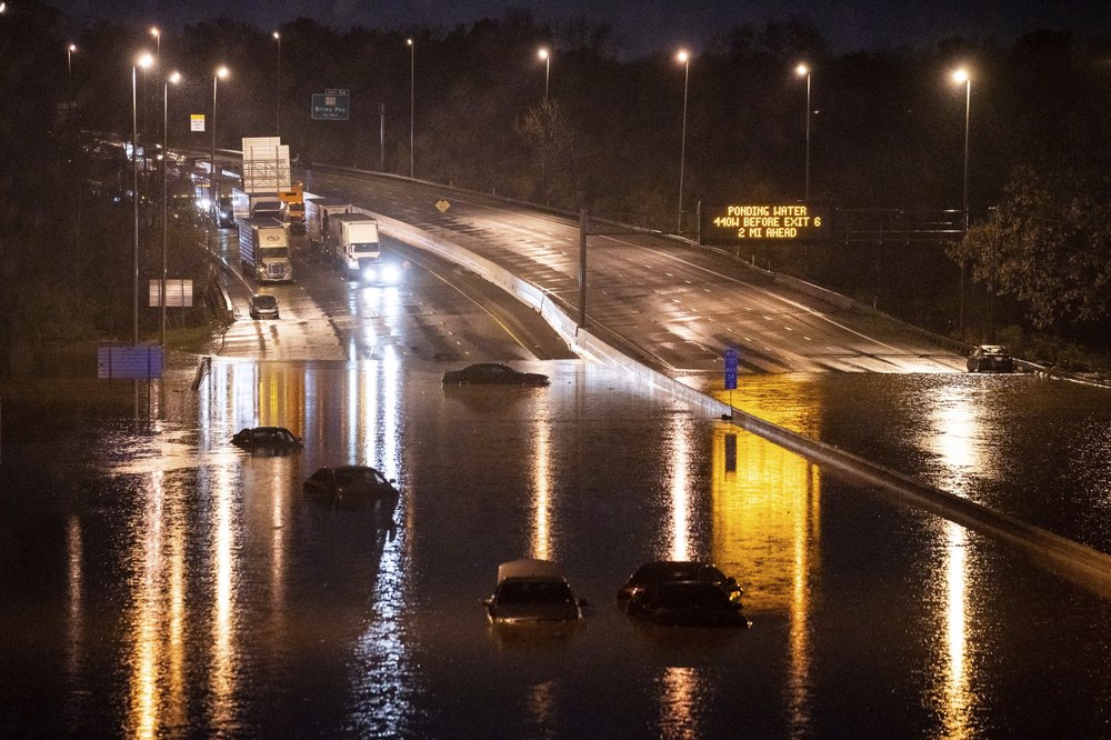 Fuertes aguaceros inundaron casas y carreteras en Tennessee (Fotos)