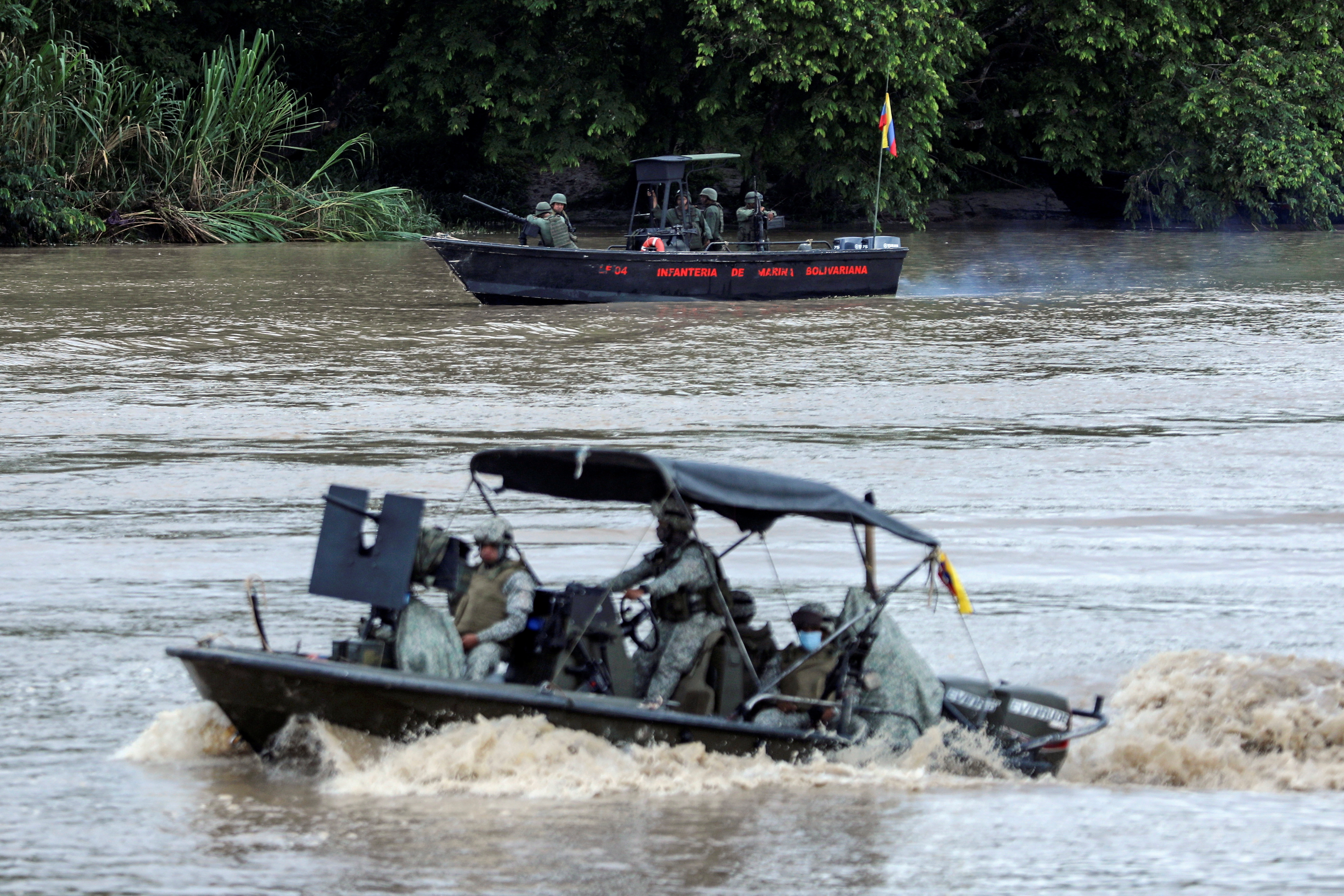 Colombia señala que causa de combates en Venezuela es una disputa por control del narcotráfico