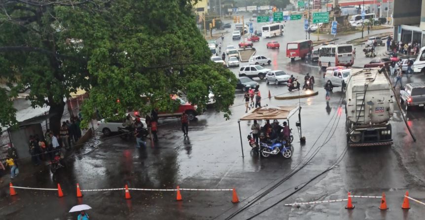 Cierran el acceso a La Vega luego que una cisterna derribara postes de luz (Fotos y video)