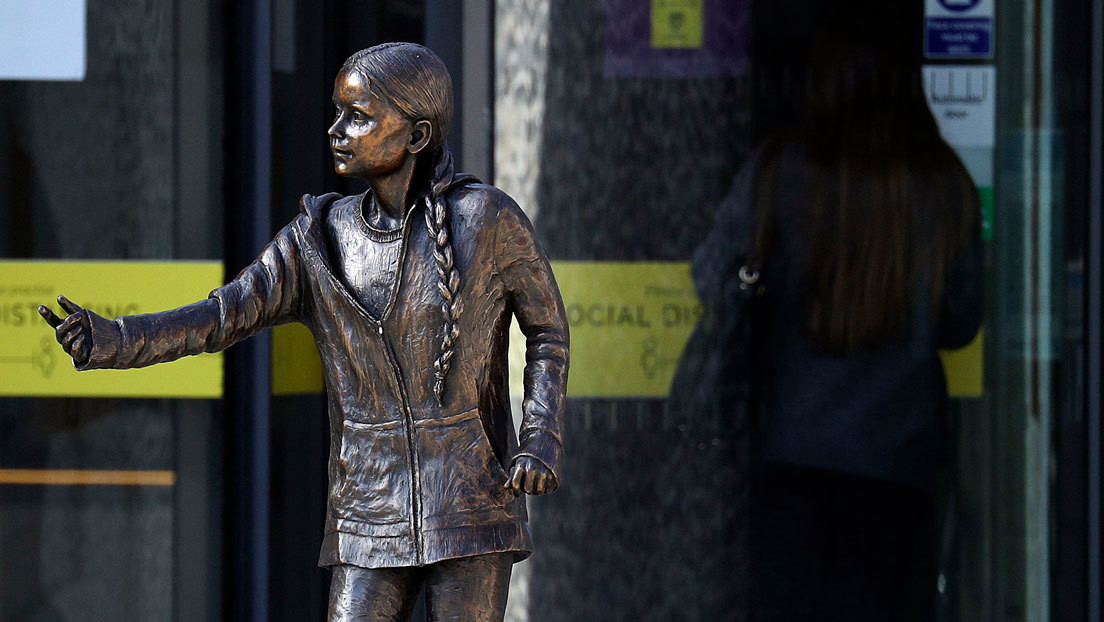 Instalan estatua de Greta Thunberg en una universidad de Reino Unido y el malestar de los estudiantes no se hizo esperar (FOTO)