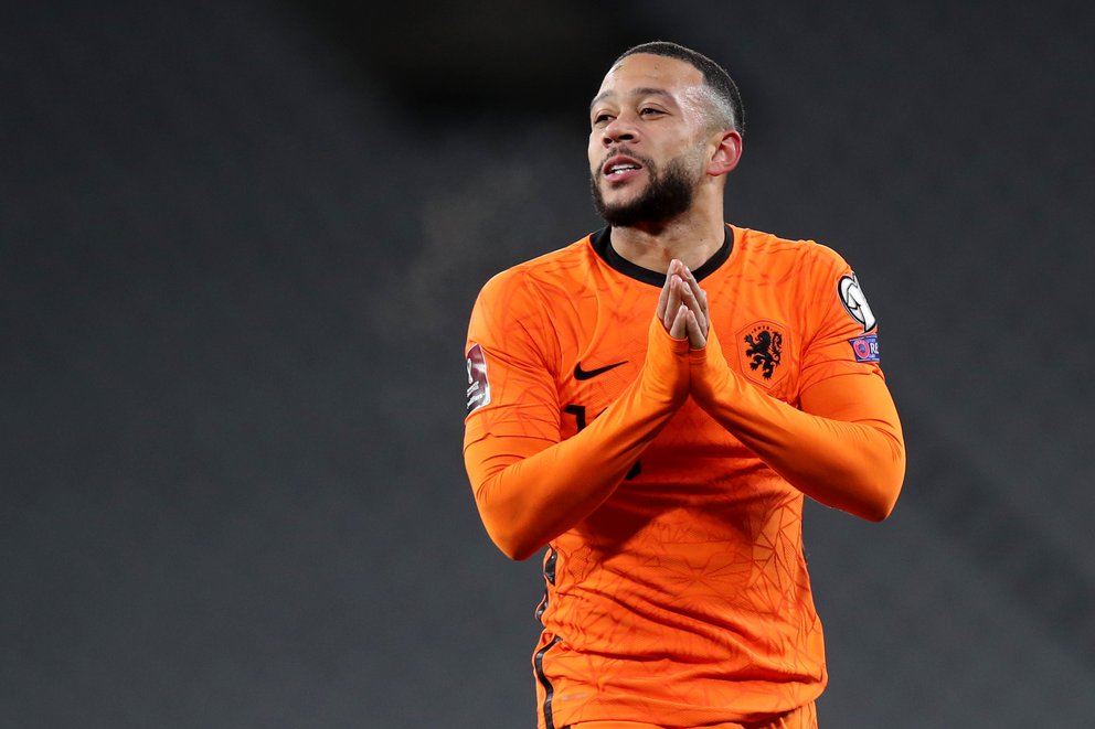 El holandés Memphis Depay es titular luego de más de dos meses de lesión