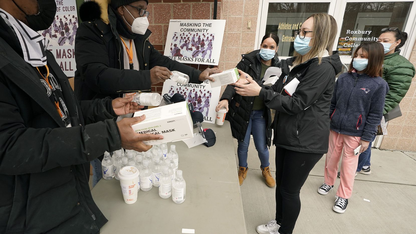 Autoridades de EEUU anuncian que los vacunados pueden reunirse sin mascarilla