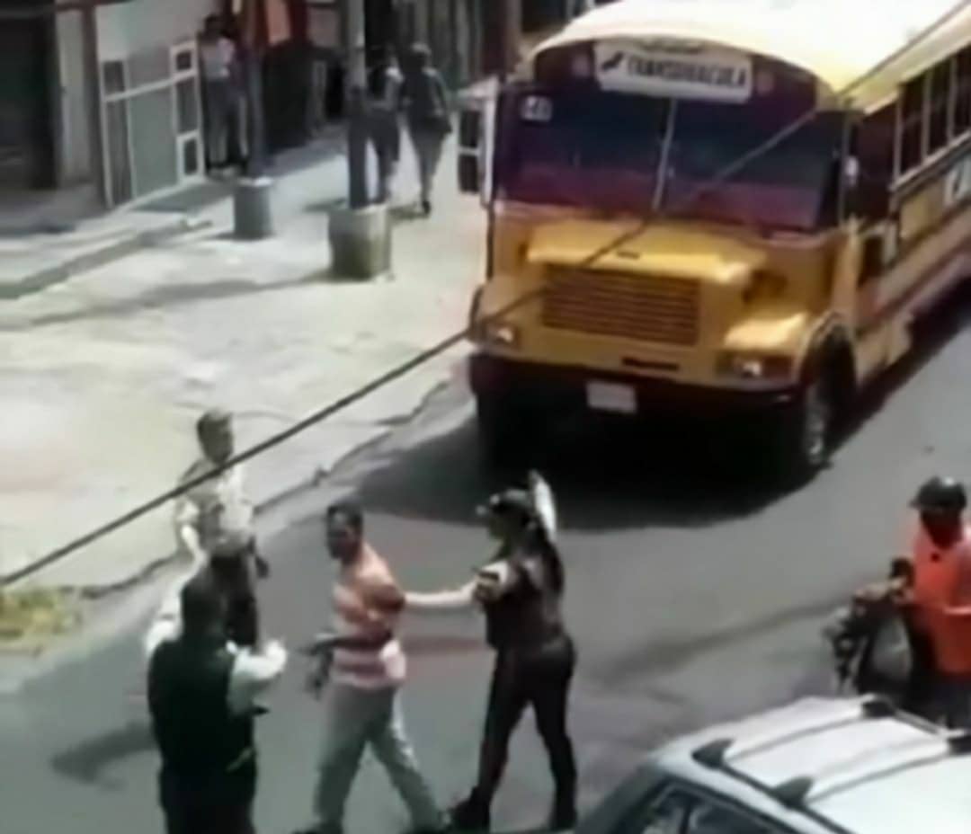 En Guacara la policía municipal se lleva en autobús a personas que se encuentran en la calle sin tapabocas #24Mar (VIDEO)