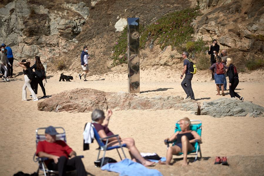 Derriban el monolito hallado en la Costa Brava española: Presumen que fue un acto de vandalismo (FOTO)