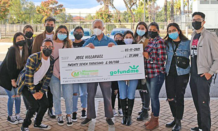 Profesor jubilado de 77 años que vive en su auto recibió 27,000 dólares de sus exalumnos