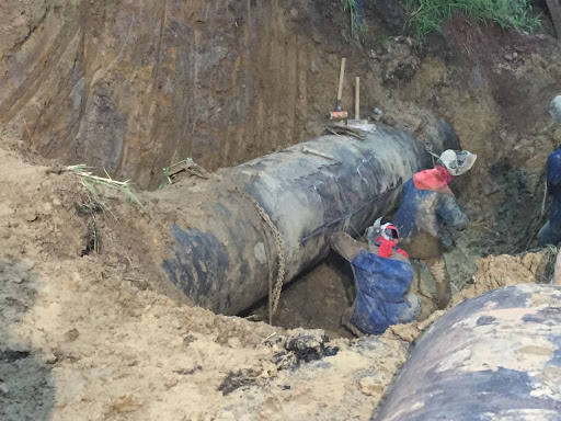 ¡Llegó el agua y se quedaron secos! Se rompió el tubo matriz en La Guaira (FOTO)