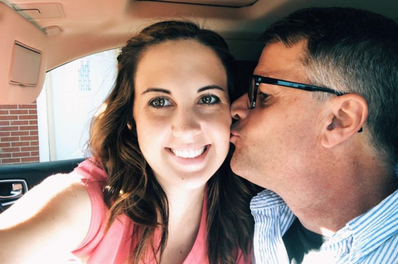 ¡Increíble! Mujer de 25 años dejó a su pareja para empatarse con su padre de 61 años luego de una aventura de seis meses