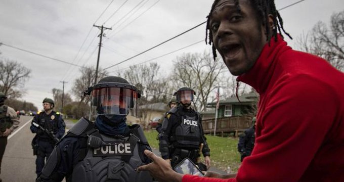 Policía que mató a un afroamericano en Minneapolis confundió su pistola